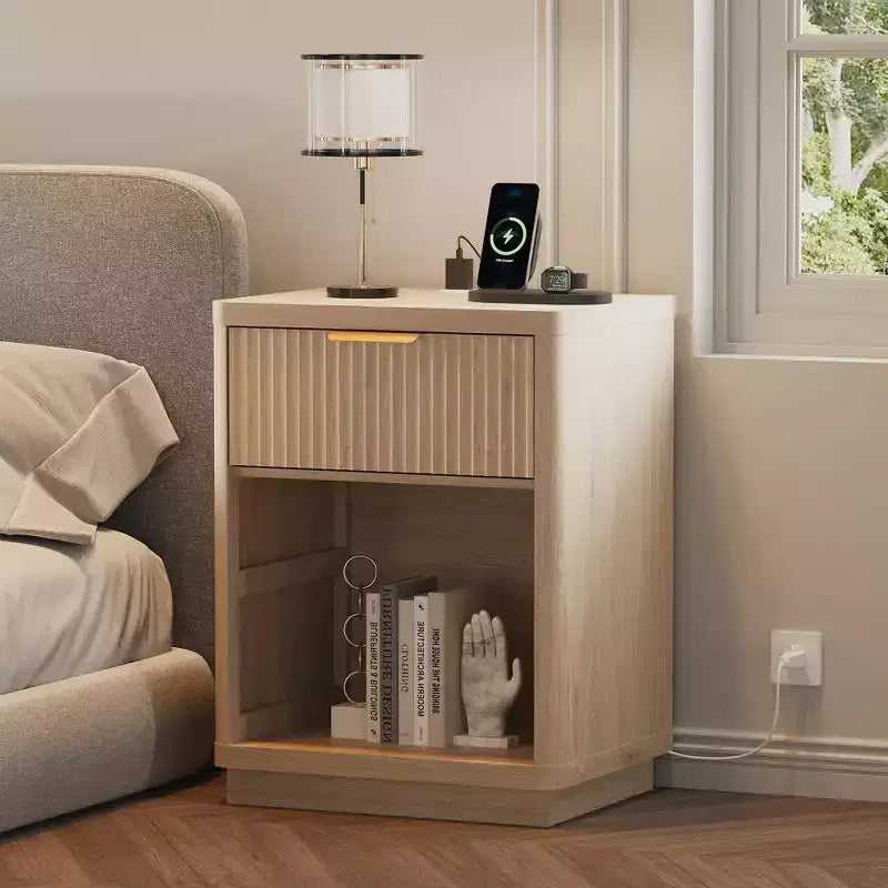 Table de chevet de ferme cannelée, table de nuit avec station de recharge et tiroirs, table de chevet moderne du milieu du siècle avec poignée en métal pour chambre à coucher ou bureau