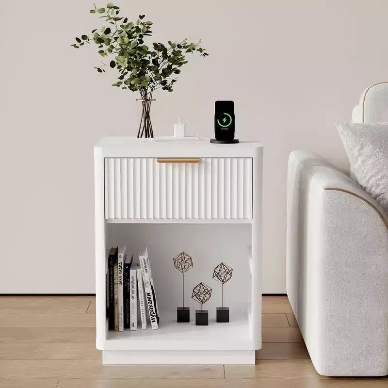 Table de chevet de ferme cannelée, table de nuit avec station de recharge et tiroirs, table de chevet moderne du milieu du siècle avec poignée en métal pour chambre à coucher ou bureau