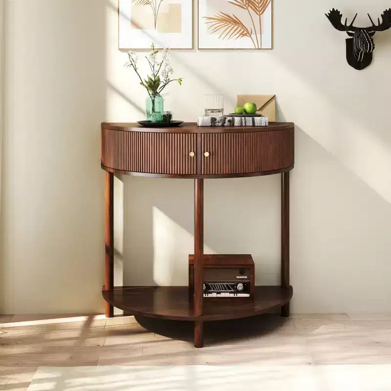 Table console Okak moderne unique demi-lune avec porte coulissante en rotin, table d'appoint naturelle pour chambre, salon