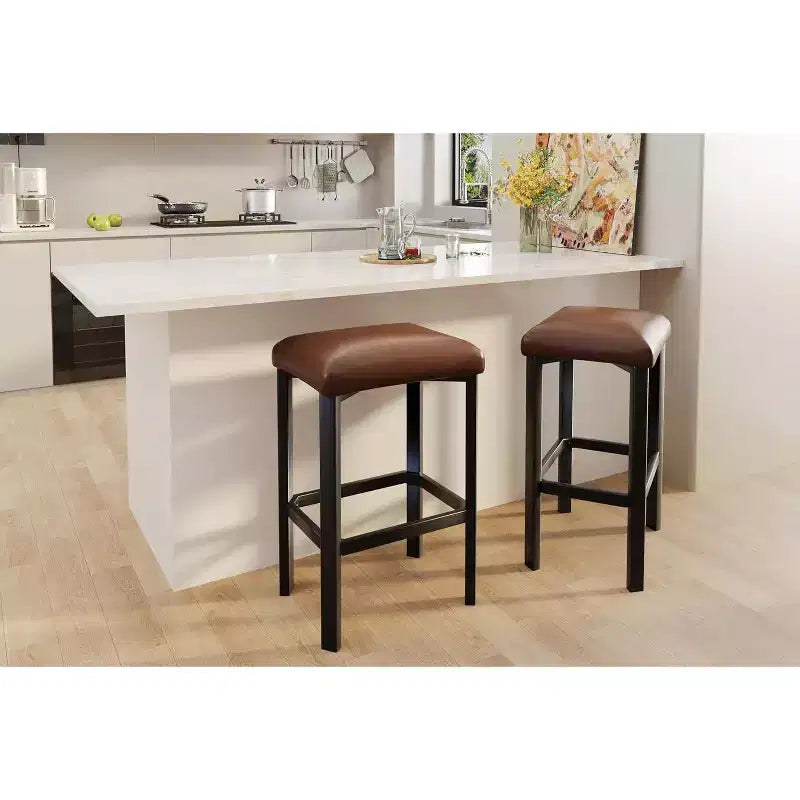 Lot de 2 tabourets de bar à 24 pouces avec repose-pieds, tabourets de bar sans dossier hauteur comptoir avec cadre métallique, sièges rembourrés en cuir PU, tabourets de cuisine modernes