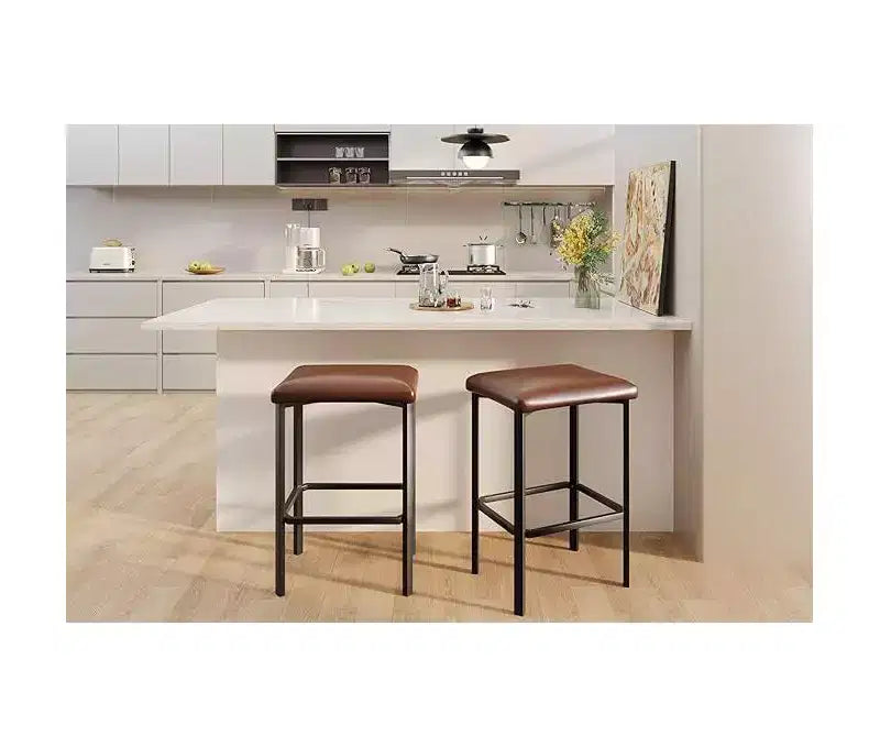 Lot de 2 tabourets de bar à 24 pouces avec repose-pieds, tabourets de bar sans dossier hauteur comptoir avec cadre métallique, sièges rembourrés en cuir PU, tabourets de cuisine modernes