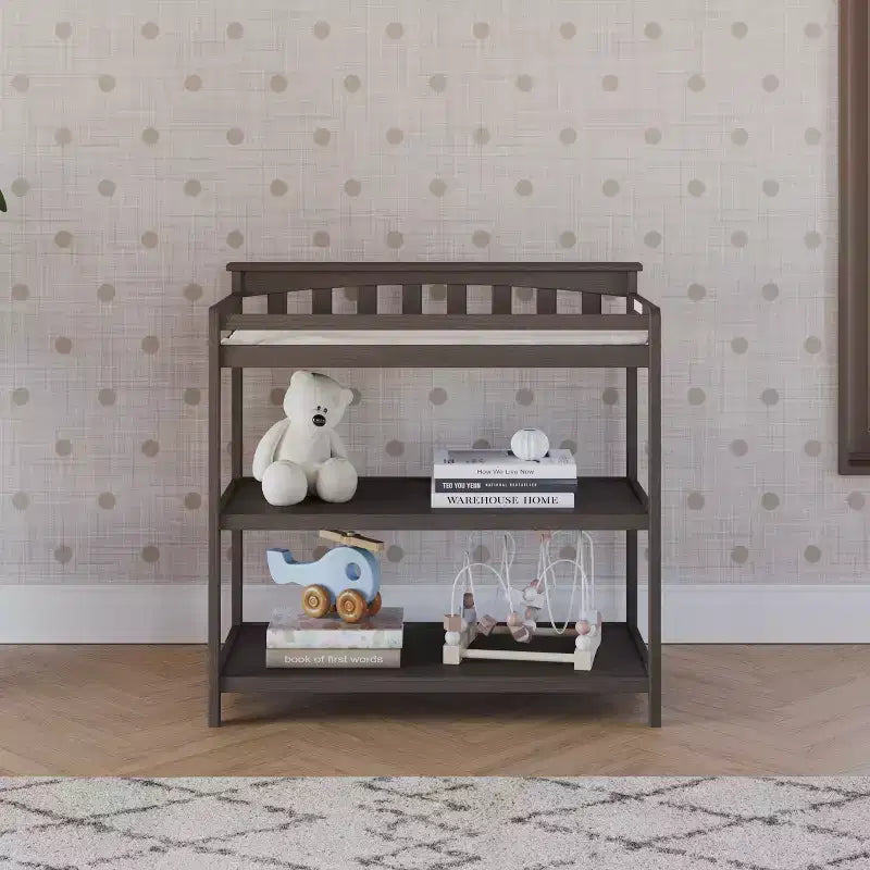 Table à langer plate Child Craft pour bébés, matelas résistant à l'eau et sangle de sécurité inclus, kit anti-basculement inclus pour éviter le basculement, finition sécuritaire pour bébés