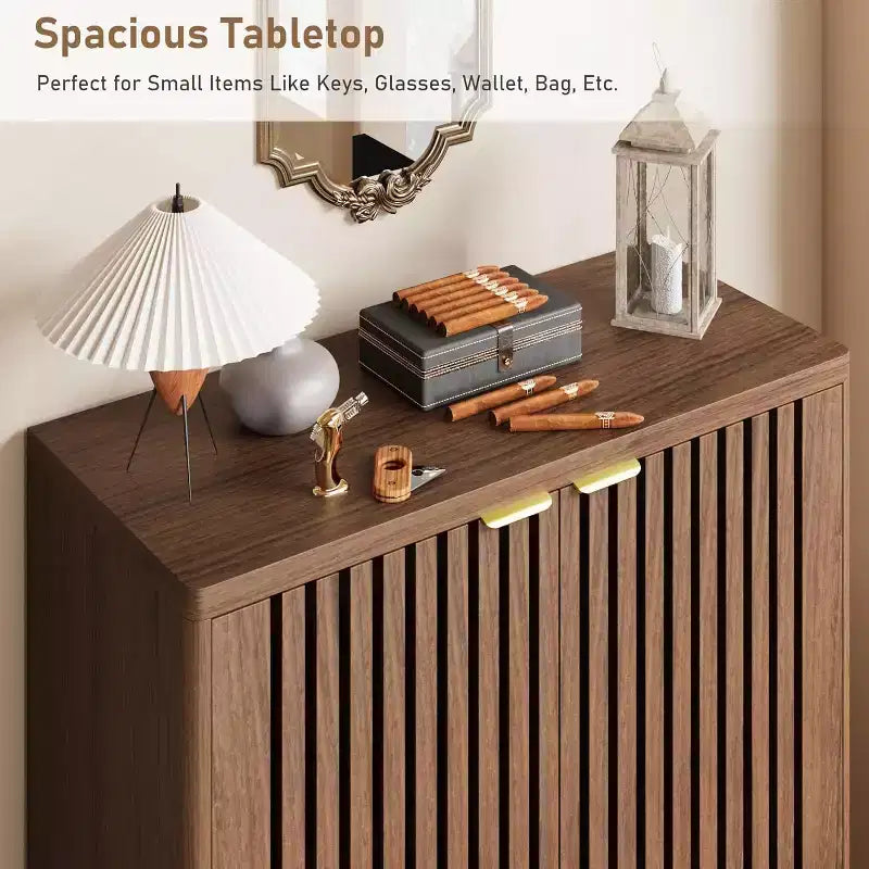 Meuble à chaussures en bois à 6 niveaux avec portes persiennes, étagère à chaussures étroite autoportante, meuble de rangement pour entrée, peut contenir 24 paires de chaussures, mobilier de couloir moderne.