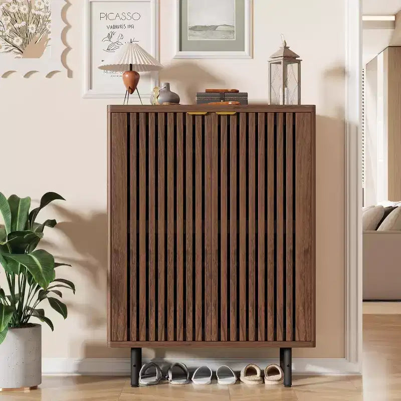 Meuble à chaussures en bois à 6 niveaux avec portes persiennes, étagère à chaussures étroite autoportante, meuble de rangement pour entrée, peut contenir 24 paires de chaussures, mobilier de couloir moderne.