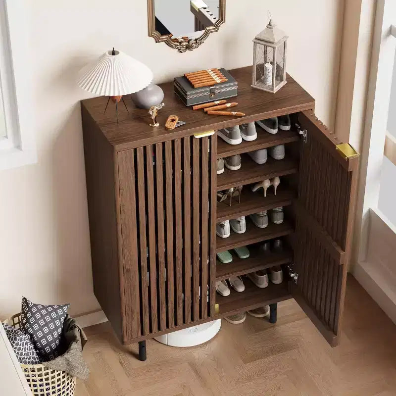 Meuble à chaussures en bois à 6 niveaux avec portes persiennes, étagère à chaussures étroite autoportante, meuble de rangement pour entrée, peut contenir 24 paires de chaussures, mobilier de couloir moderne.