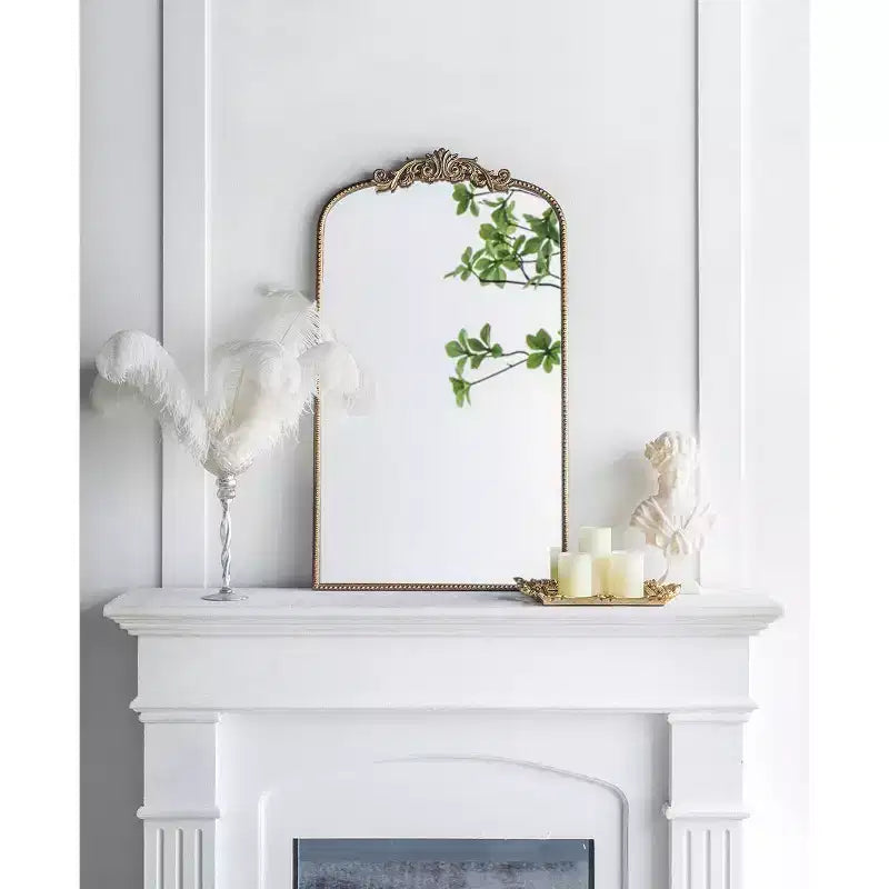 Miroir mural arqué doré de 24 x 42 pouces avec un design d'inspiration baroque