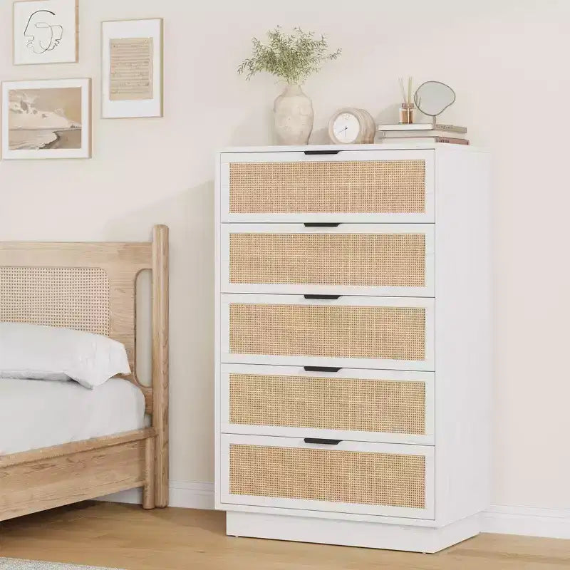 Commode 5 tiroirs en rotin pour chambre à coucher C, armoire tissée minimaliste avec cadre et pieds en bois intégrés, coffre de rangement haut