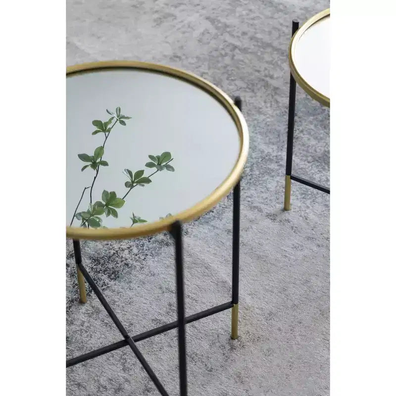 Ensemble de 2 tables d'appoint en fer doré et noir avec plateau en verre