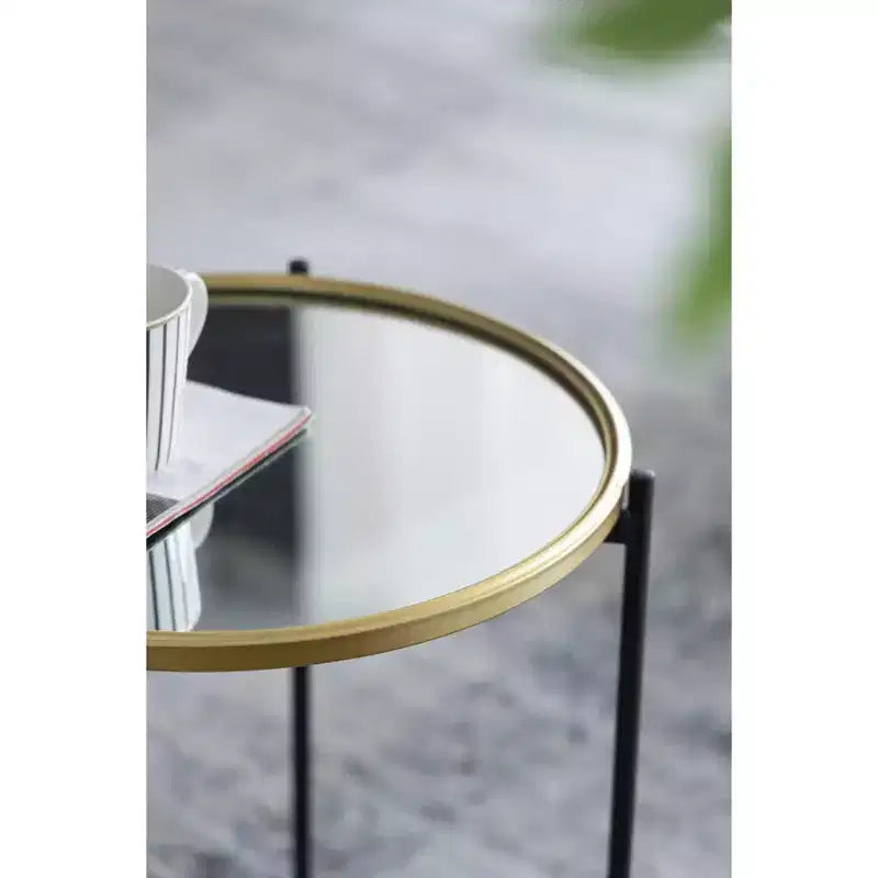 Ensemble de 2 tables d'appoint en fer doré et noir avec plateau en verre