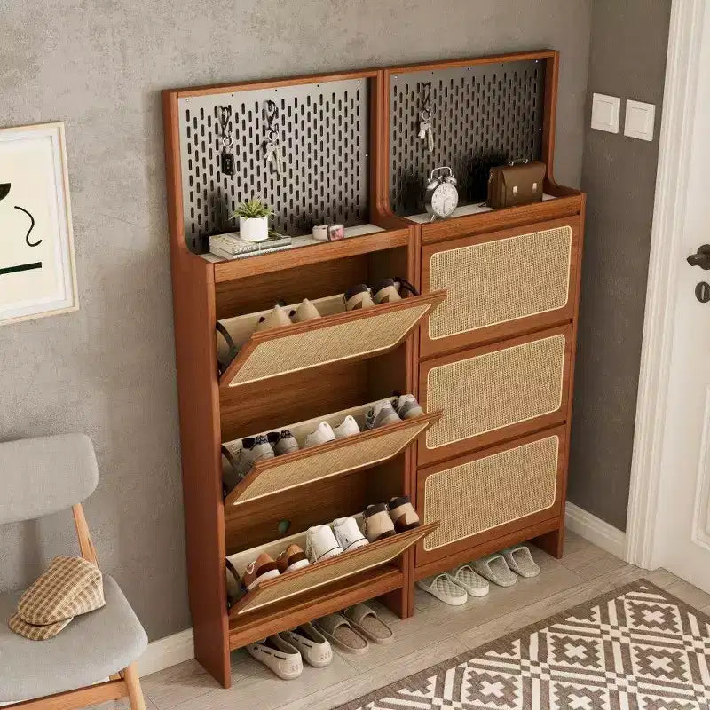 Meuble à chaussures TUYOHW en noyer et rotin avec 3 tiroirs basculants et panneau perforé, meuble de rangement étroit de 65 cm de haut pour entrée avec dispositif anti-basculement