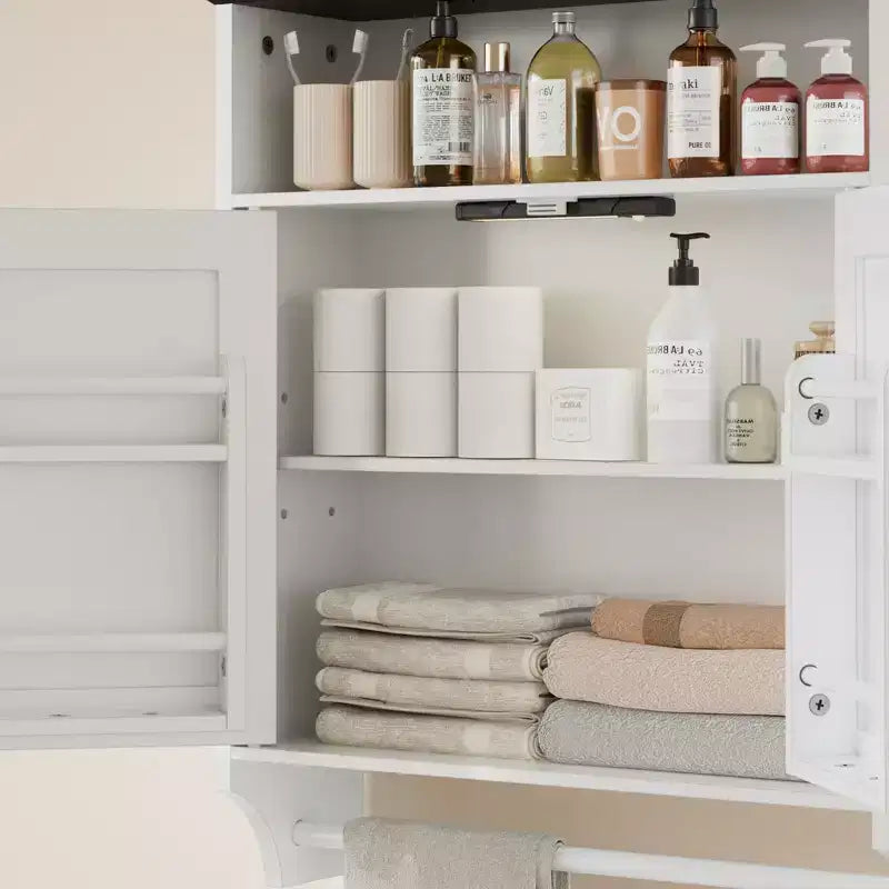 Meuble haut de salle de bain VECELO avec éclairage à détecteur, armoire à pharmacie murale avec étagères de rangement et porte-serviettes pour salle de bain ou buanderie, blanc
