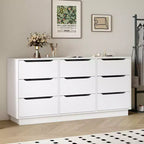 Caractéristiques de la chambre : commode 9 tiroirs, grand plancher en bois et commodes, blanc