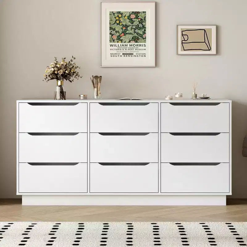 Caractéristiques de la chambre : commode 9 tiroirs, grand plancher en bois et commodes, blanc