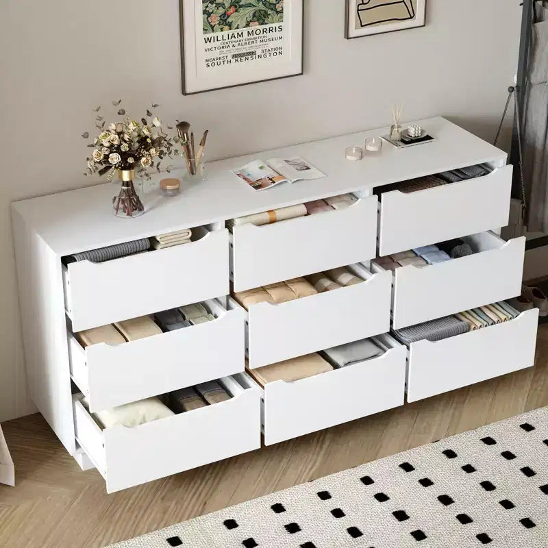 Caractéristiques de la chambre : commode 9 tiroirs, grand plancher en bois et commodes, blanc