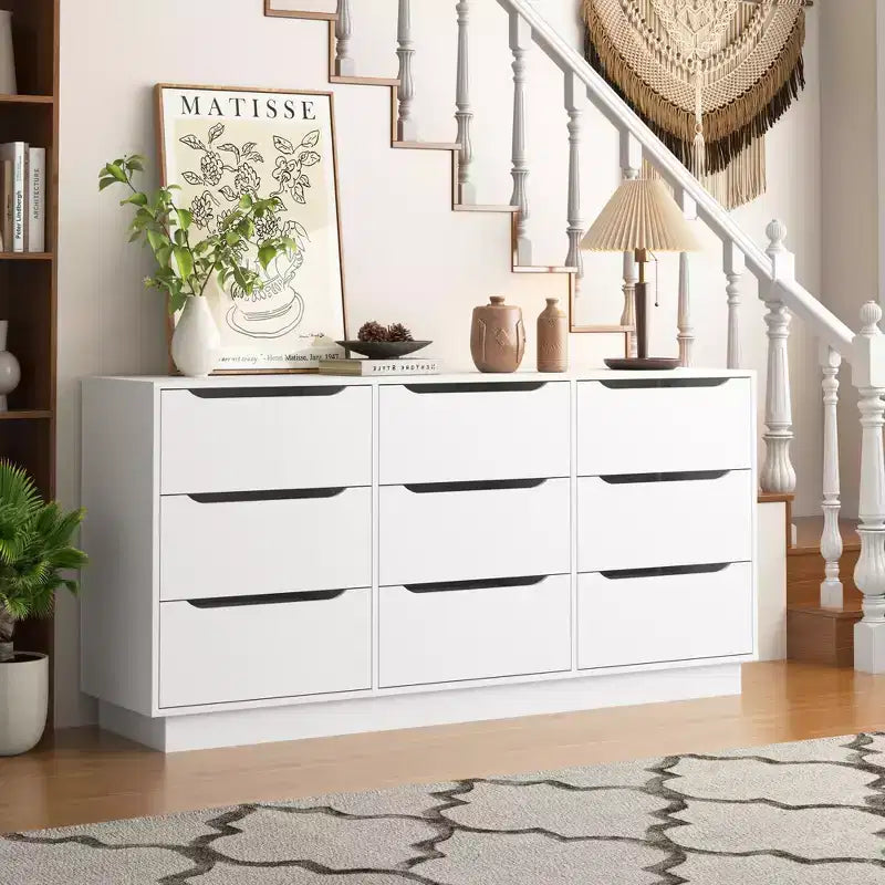 Caractéristiques de la chambre : commode 9 tiroirs, grand plancher en bois et commodes, blanc