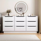 Caractéristiques de la chambre : commode 9 tiroirs, grand plancher en bois et commodes, blanc