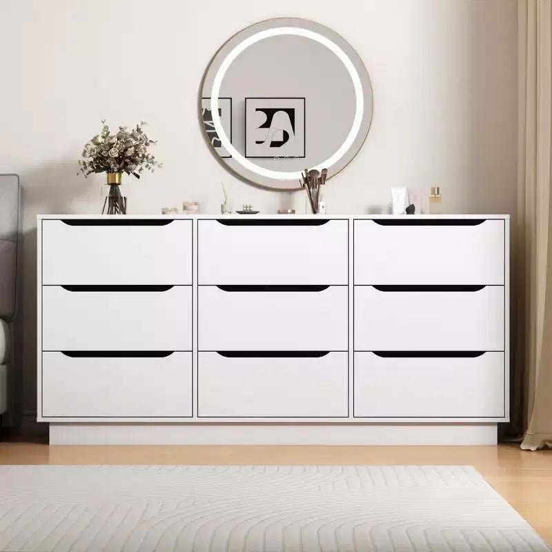 Caractéristiques de la chambre : commode 9 tiroirs, grand plancher en bois et commodes, blanc