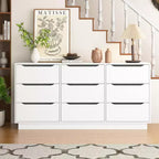 Caractéristiques de la chambre : commode 9 tiroirs, grand plancher en bois et commodes, blanc
