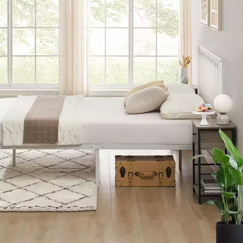 Cadre de lit plateforme Queen avec tête de lit, construction en métal robuste, rangement sous le lit de 12,6 pouces, lattes solides, silencieux, pas besoin de sommier tapissier, blanc