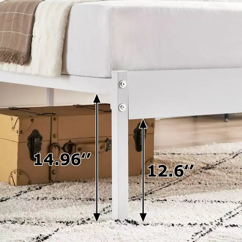 Cadre de lit plateforme Queen avec tête de lit, construction en métal robuste, rangement sous le lit de 12,6 pouces, lattes solides, silencieux, pas besoin de sommier tapissier, blanc