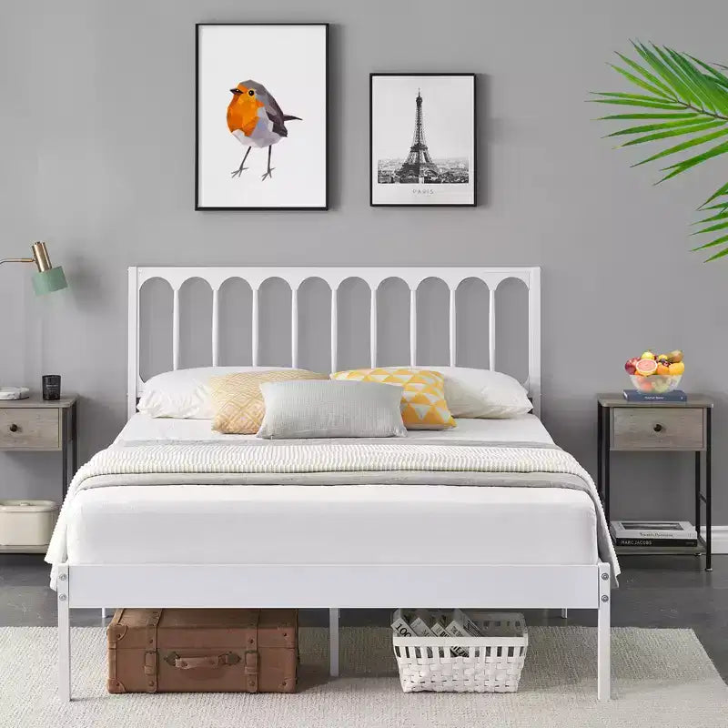Cadre de lit plateforme Queen avec tête de lit, construction en métal robuste, rangement sous le lit de 12,6 pouces, lattes solides, silencieux, pas besoin de sommier tapissier, blanc