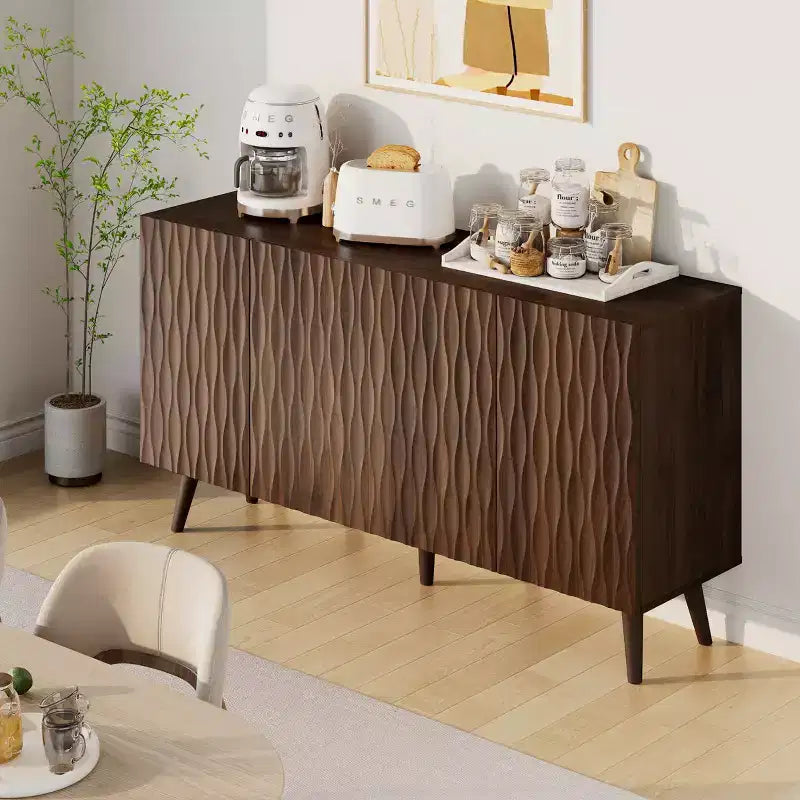 Erommy Meuble d'appoint 4 portes avec étagères réglables, buffet de 147 cm de large avec motif ondulé sculptural pour salle à manger, salon et bar à café.