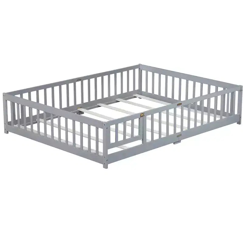 Lit Queen Size avec clôture et porte, cadre en bois d'hévéa massif, garde-corps de sécurité, grand lit au sol avec enclos et portillon