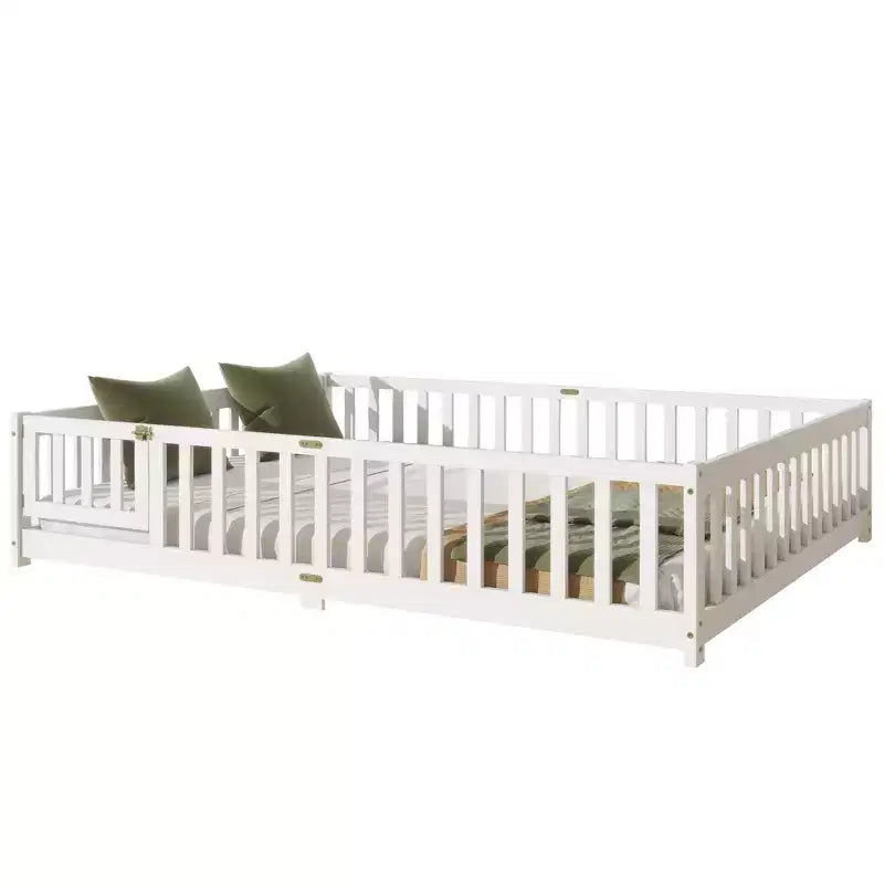 Lit Queen Size avec clôture et porte, cadre en bois d'hévéa massif, garde-corps de sécurité, grand lit au sol avec enclos et portillon