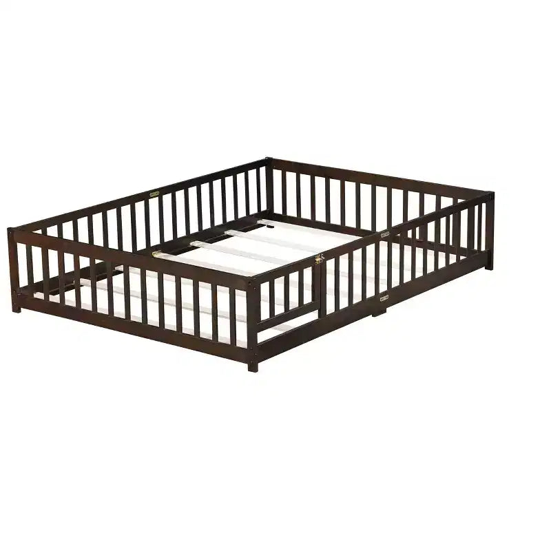 Lit Queen Size avec clôture et porte, cadre en bois d'hévéa massif, garde-corps de sécurité, grand lit au sol avec enclos et portillon