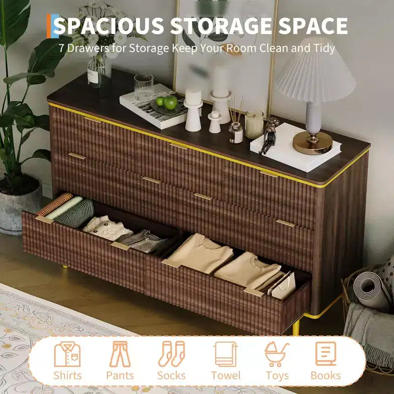 Commode 7 tiroirs pour chambre à coucher, commode en bois de 54 po de large avec poignées dorées, commode cannelée avec support TV, commode de rangement pour salon