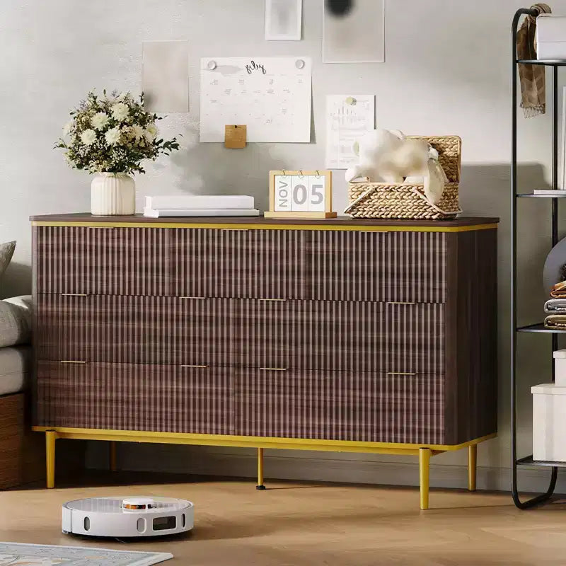 Commode 7 tiroirs pour chambre à coucher, commode en bois de 54 po de large avec poignées dorées, commode cannelée avec support TV, commode de rangement pour salon