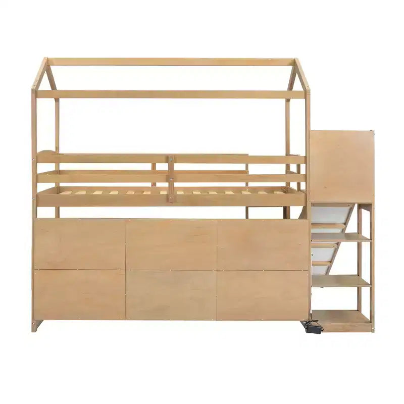 Lit de style maison Bellemave avec toboggan, cadre peu encombrant avec étagère et tablettes de rangement intégrées.