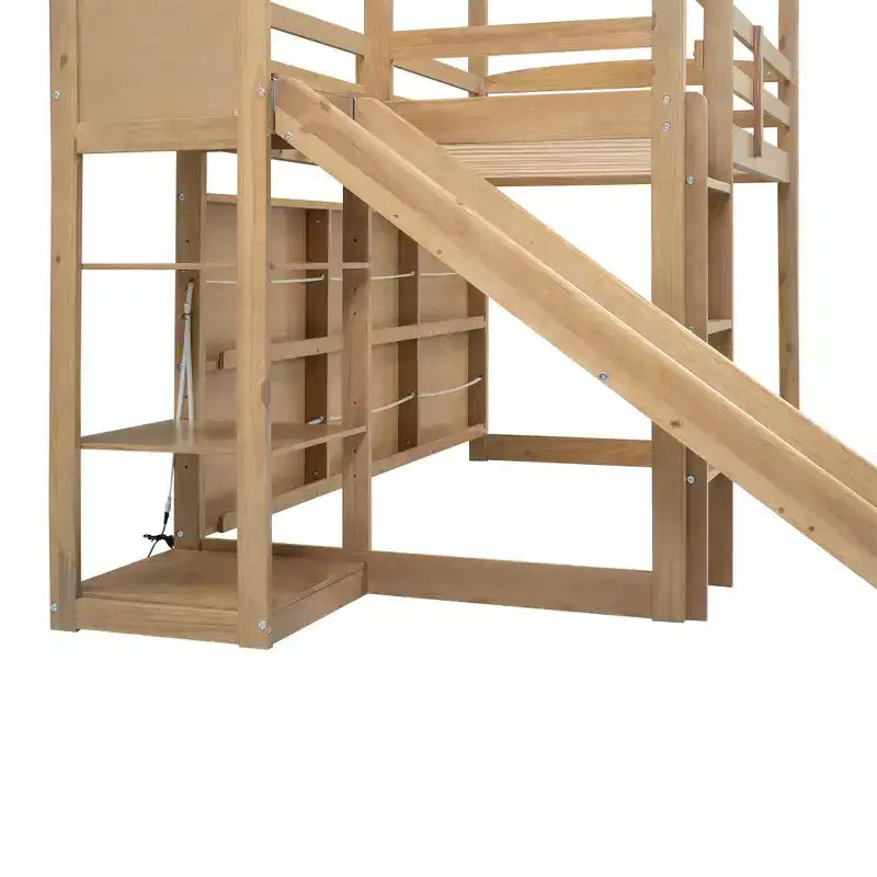 Lit de style maison Bellemave avec toboggan, cadre peu encombrant avec étagère et tablettes de rangement intégrées.