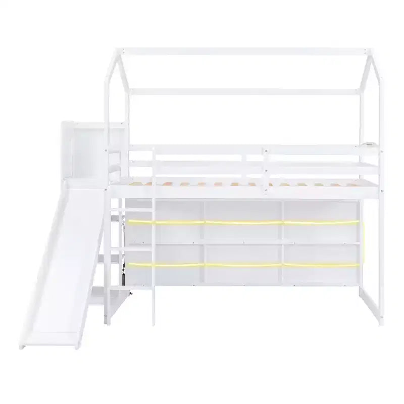 Lit de style maison Bellemave avec toboggan, cadre peu encombrant avec étagère et tablettes de rangement intégrées.