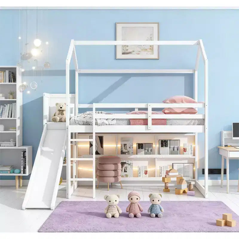 Lit de style maison Bellemave avec toboggan, cadre peu encombrant avec étagère et tablettes de rangement intégrées.