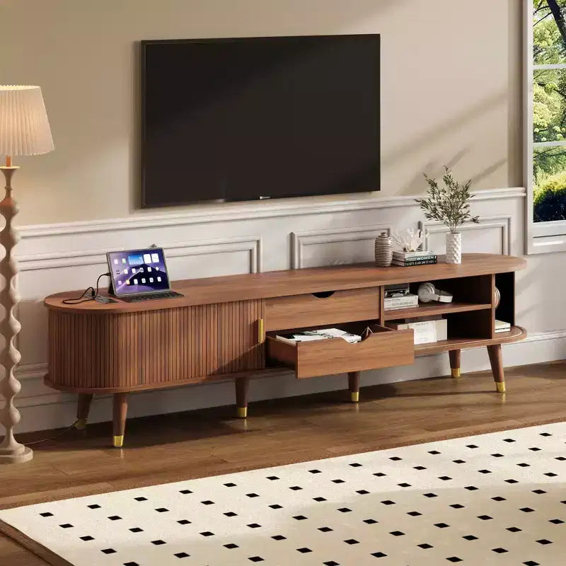 Meuble TV cannelé ovale en bois de noyer MAYEERTY, console multimédia du milieu du siècle avec station de charge pour téléviseurs de 80 pouces
