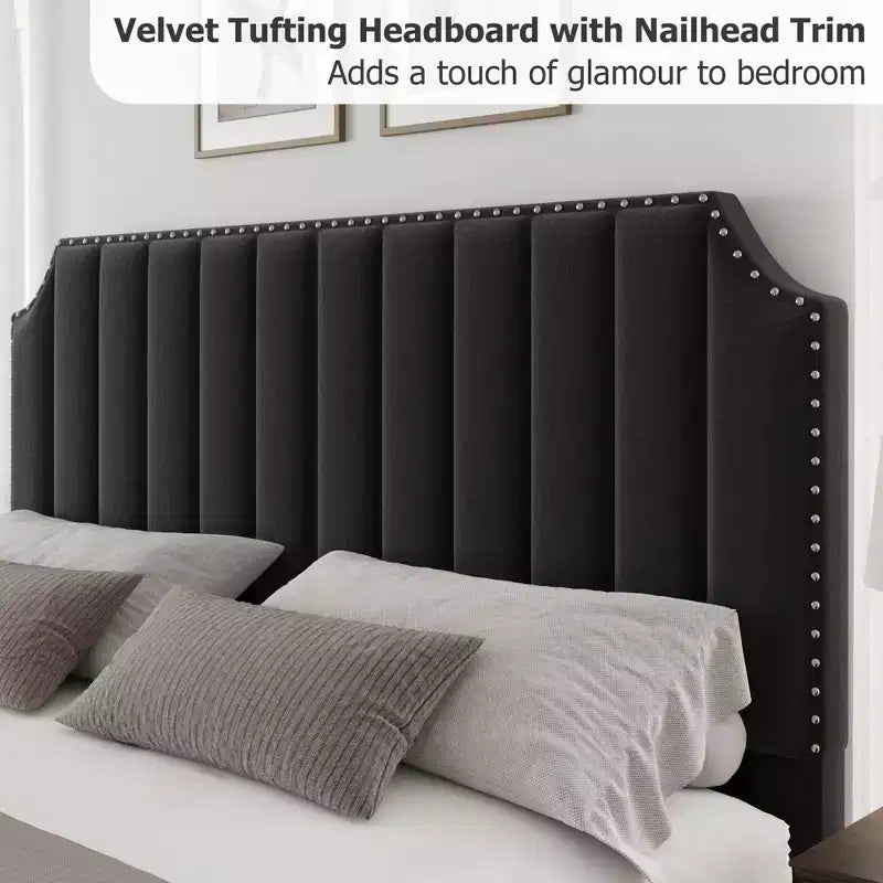 Lit plateforme California King avec tête de lit de 50,2" de haut, lit rembourré avec tête et pied de lit touffetés à canaux verticaux, et garniture cloutée