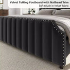 Lit plateforme California King avec tête de lit de 50,2" de haut, lit rembourré avec tête et pied de lit touffetés à canaux verticaux, et garniture cloutée
