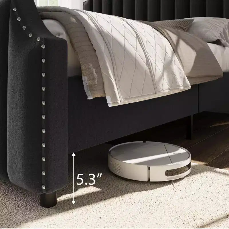 Lit plateforme California King avec tête de lit de 50,2" de haut, lit rembourré avec tête et pied de lit touffetés à canaux verticaux, et garniture cloutée