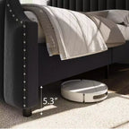Lit plateforme California King avec tête de lit de 50,2" de haut, lit rembourré avec tête et pied de lit touffetés à canaux verticaux, et garniture cloutée