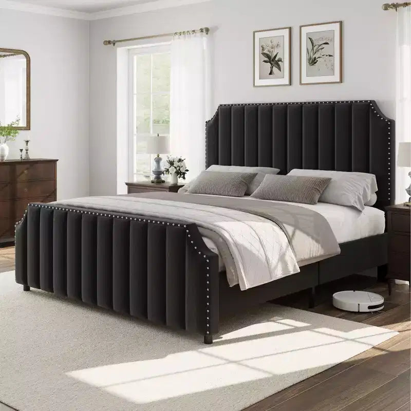 Lit plateforme California King avec tête de lit de 50,2" de haut, lit rembourré avec tête et pied de lit touffetés à canaux verticaux, et garniture cloutée