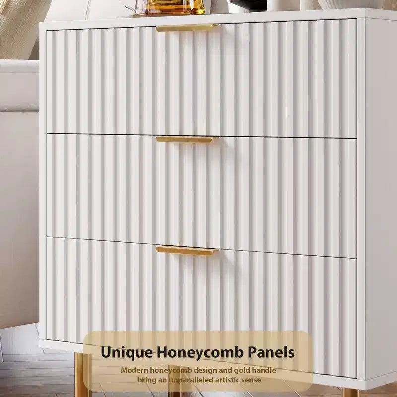 Commode 3 tiroirs cannelée en bois, avec poignées dorées pour chambre à coucher, Blanche