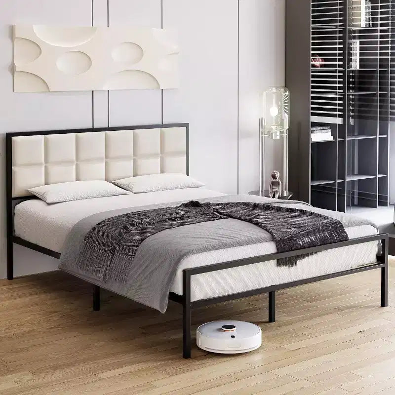 Lit King en métal capitonné avec tête de lit surpiquée, lit plateforme en similicuir avec support à lattes en acier, sommier tapissier en option, beige