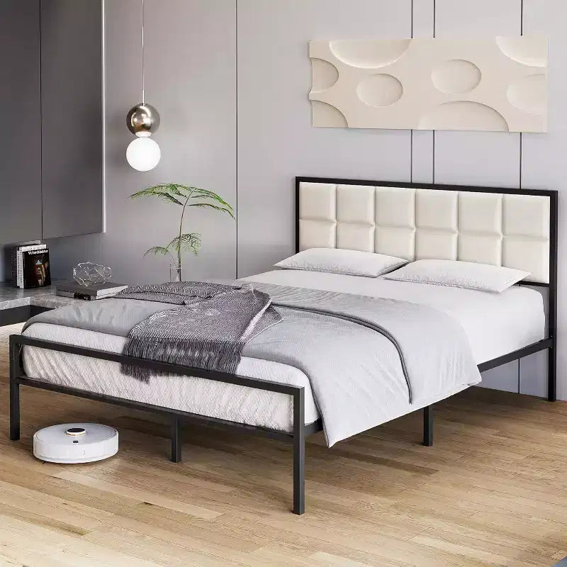 Lit King en métal capitonné avec tête de lit surpiquée, lit plateforme en similicuir avec support à lattes en acier, sommier tapissier en option, beige