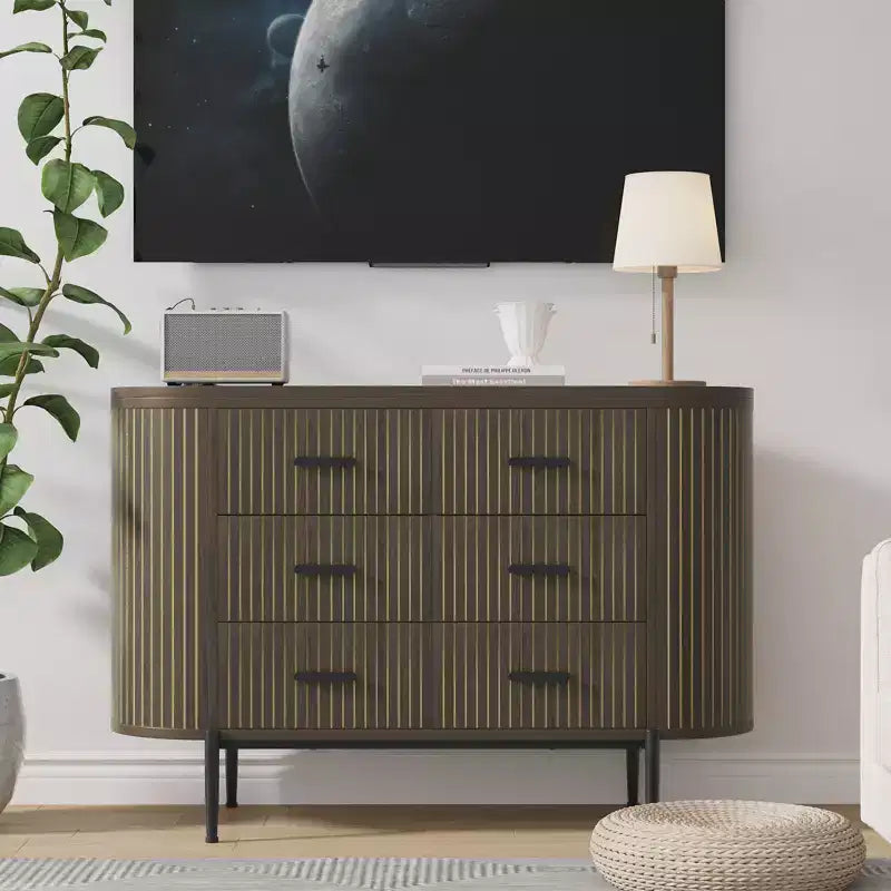 Commode à 6 tiroirs cannelés Mid-Century de 119 cm de large - Poignées métalliques, profil incurvé et pieds robustes, Meuble TV en bois pour chambre à coucher ou salon
