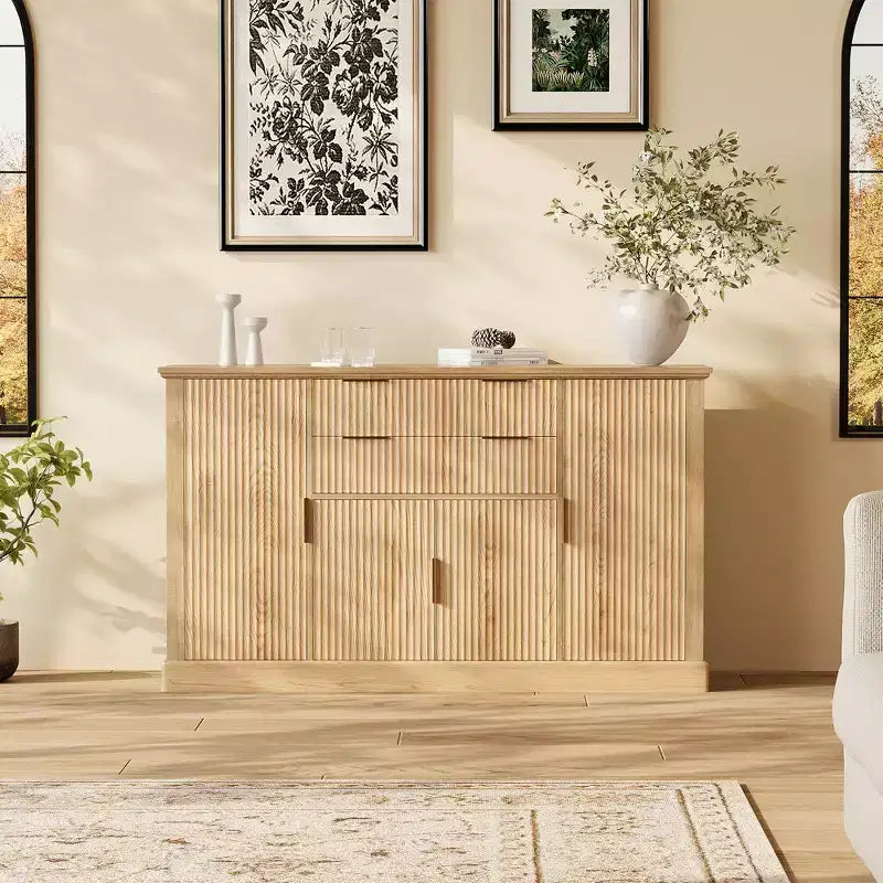 Buffet de rangement cannelé 58 po avec tiroirs et portes, console de style ferme moderne avec tablette réglable et poignées dorées pour salles à manger et salons