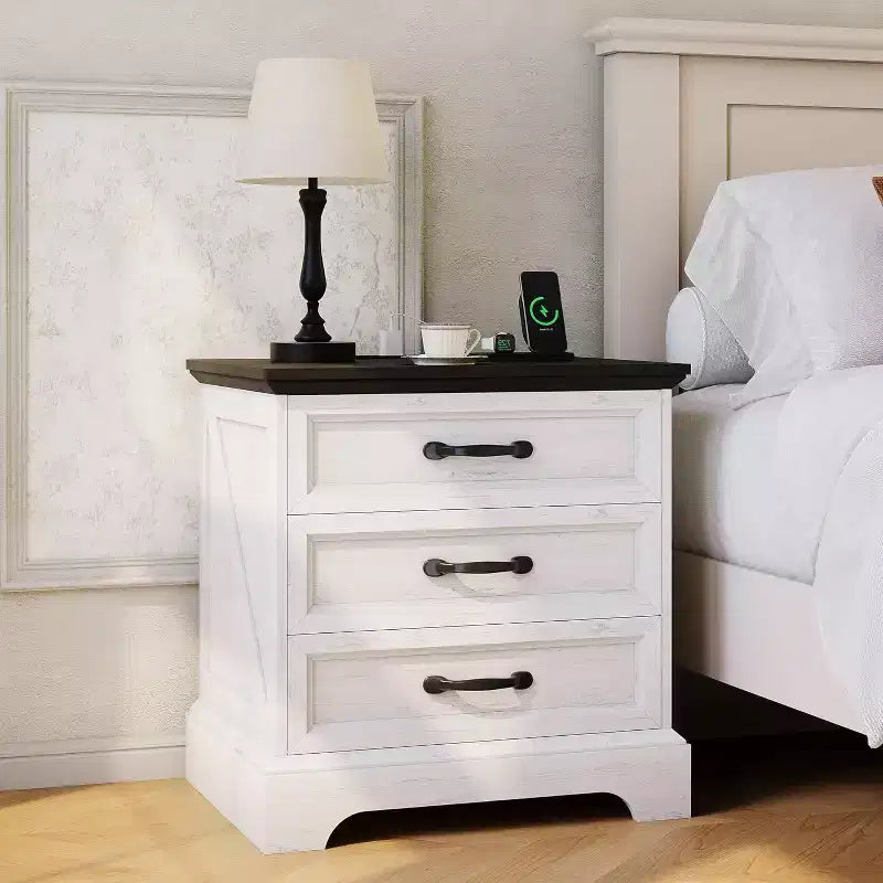 Table de chevet de style ferme moderne avec 3 grands tiroirs, table d'appoint rustique de 63 cm de large, table de chevet rétro en bois pour chambre à coucher, blanc