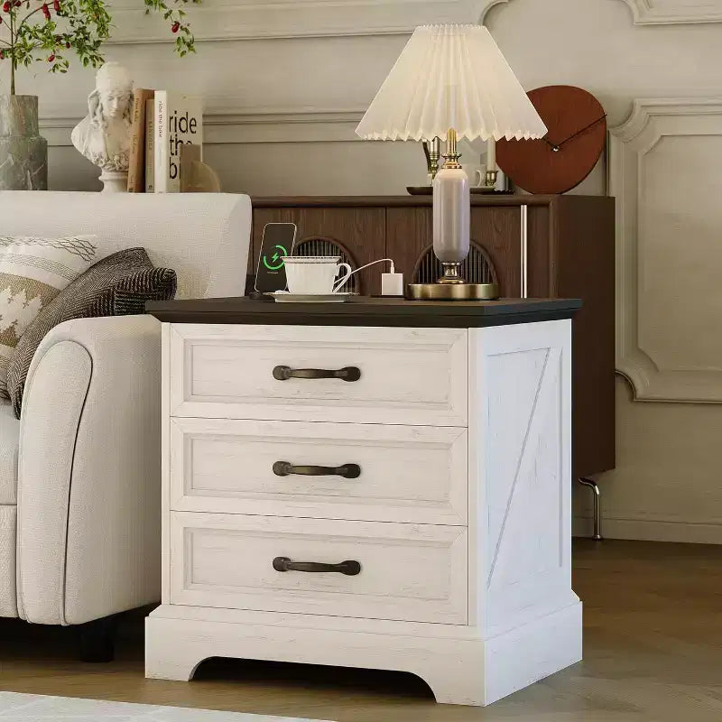 Table de chevet de style ferme moderne avec 3 grands tiroirs, table d'appoint rustique de 63 cm de large, table de chevet rétro en bois pour chambre à coucher, blanc
