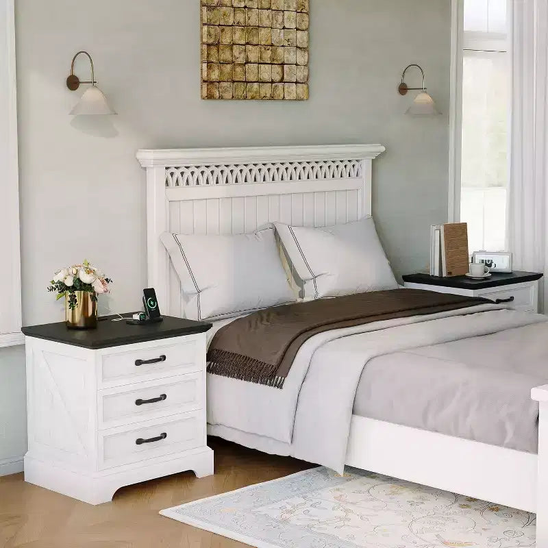 Table de chevet de style ferme moderne avec 3 grands tiroirs, table d'appoint rustique de 63 cm de large, table de chevet rétro en bois pour chambre à coucher, blanc