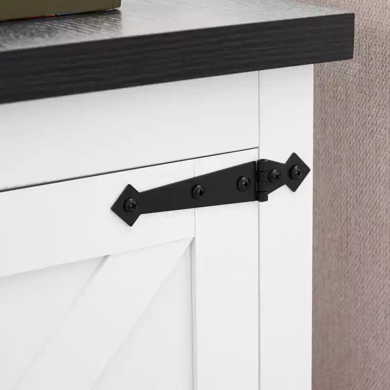 Table d'appoint de ferme avec porte de grange, étagère de rangement réglable et accents métalliques pour salon ou chambre à coucher